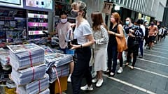 In Hongkong standen Menschen Schlange, um die letzte Ausgabe der Apple Daily zu ergattern 