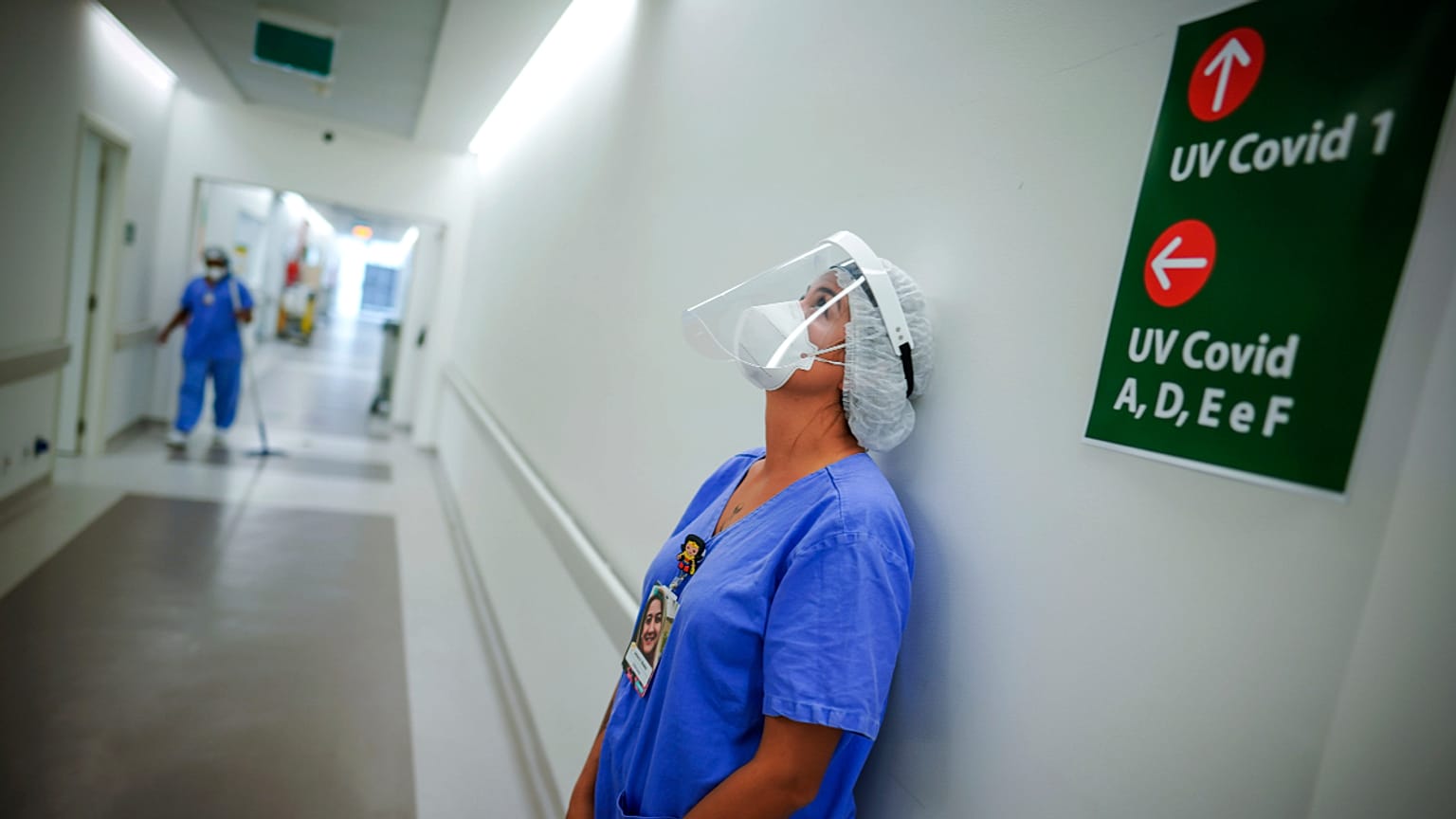 Profissional descansa numa unidade para "doentes covid" em Porto Alegre, Brasil