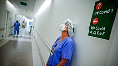 Profissional descansa numa unidade para "doentes covid" em Porto Alegre, Brasil