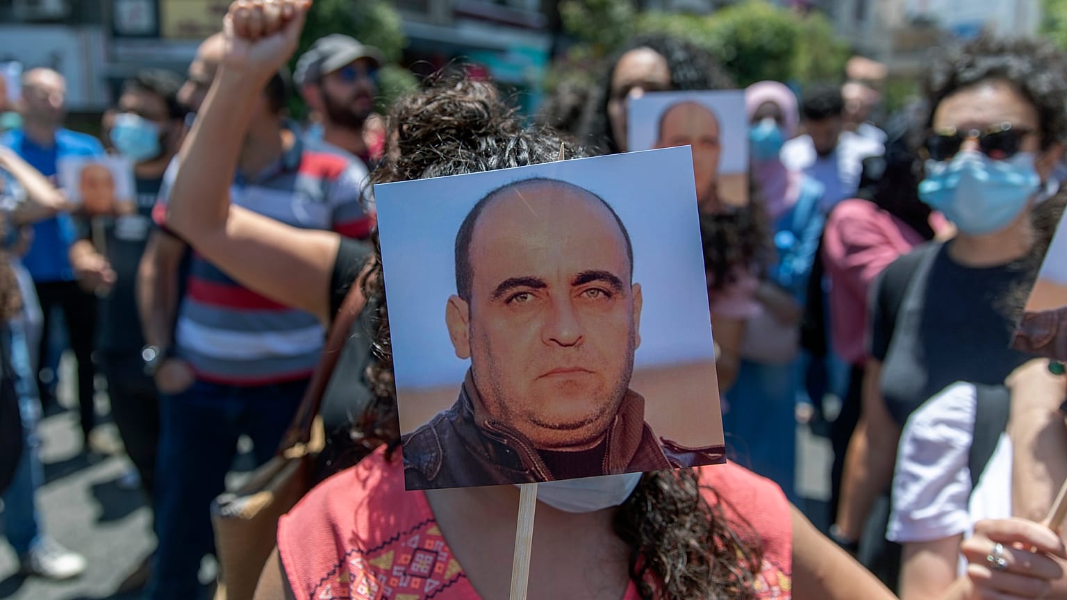 مسيرة احتجاجية بمدينة رام الله بالضفة الغربية على مقتل الناشط نزار بنات على أيدي الأمن الفلسطيني بعد اعتقله في الخليل. 2020/10/24