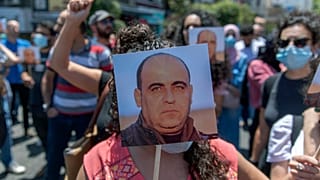 مسيرة احتجاجية بمدينة رام الله بالضفة الغربية على مقتل الناشط نزار بنات على أيدي الأمن الفلسطيني بعد اعتقله في الخليل. 2020/10/24