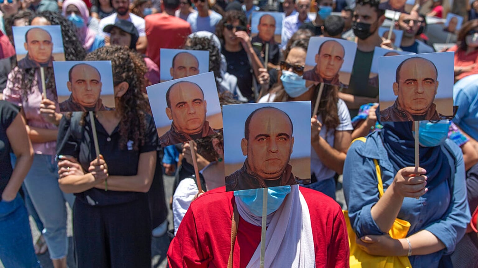 Manifestation à Ramallah le 24 juin, après la mort du militant Nizar Banat.