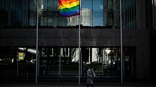Szivárványszínű zászló lobog Brüsszelben 2021. március 11-én