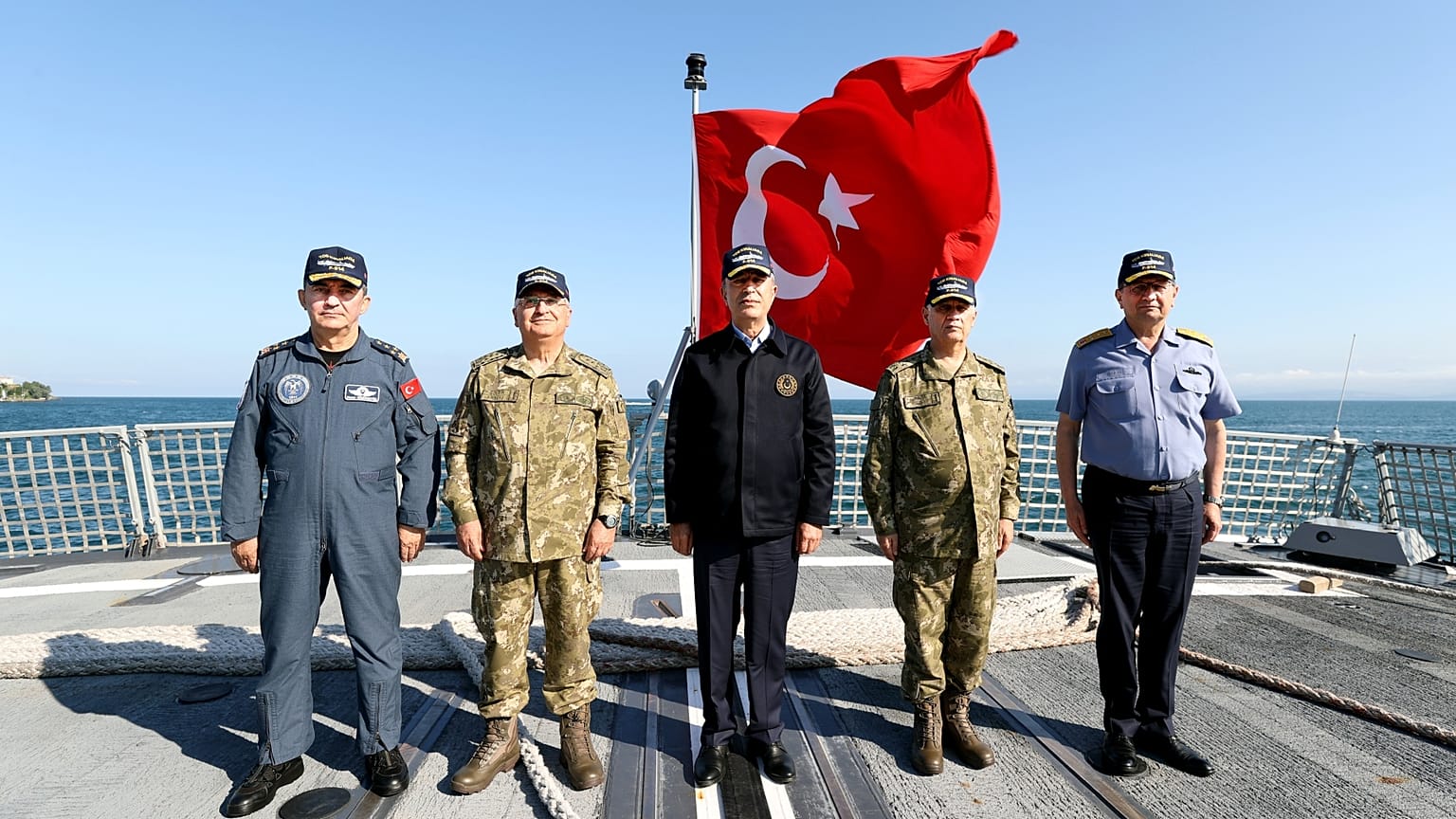 Milli Savunma Bakanı Hulusi Akar, Genelkurmay Başkanı Orgeneral Yaşar Güler, Kara Kuvvetleri Komutanı Orgeneral Ümit Dündar, Deniz Kuvvetleri Komutanı Oramiral Adnan Özbal