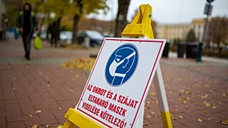 ARCHÍV: védőmaszk viselésére felszólító tábla Nagykanizsán, 2020. november 13-án.