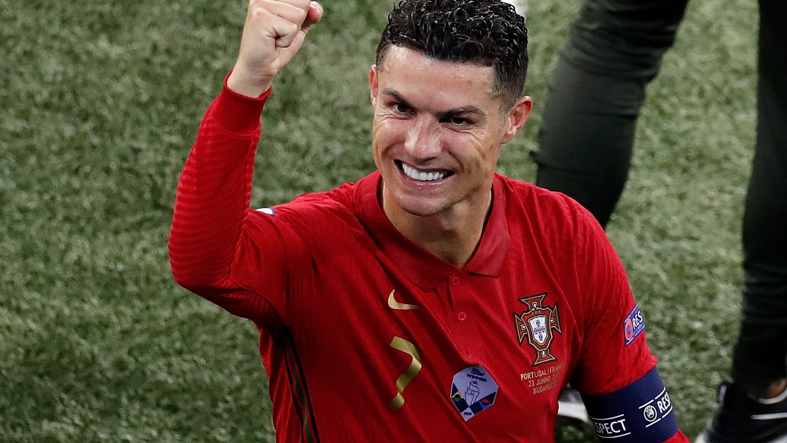 Cristiano Ronaldo celebra golo frente à seleção de França