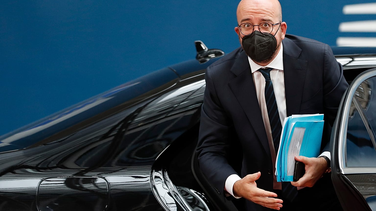 رئيس المجلس الأوروبي، شارل ميشيل، يترجل من سيارته ليدخل إلى مقّر القمة الأوروبية في بروكسل 24 حزيران/يونيو 2021
