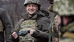 Volodimir Zelenszkij meglátogatta az oroszbarát szeparatisták ellen harcoló katonákat a donyecki régióban 2021.február 11-én