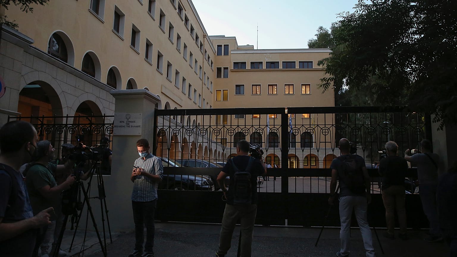 giornalisti accalcati fuori dal monastero di Petraki, dopo l'attacco