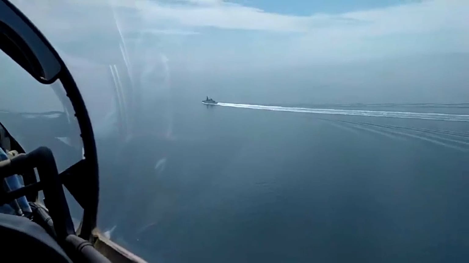 - Rusya Savunma Bakanlığı'nın sosyal medya hesaplarından yayınladığı İngiltere'ye ait "Defender" savaş gemisinin Rus uçakları tarafından takibi  (screenshot)