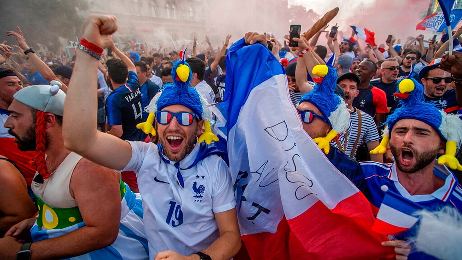 Fans aus Frankreich in Budapest in Ungarn vor dem Match Frankreich Portugal