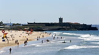 Strand in Cascais in Portugal - Deutschland verschärft Reiseregeln für das Land