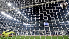 Sergio Oliveira, de Porto marque contre la Juventus de Turin à Turin lors des 16 de finale de la Ligue des Champions, le 9 mars 2021
