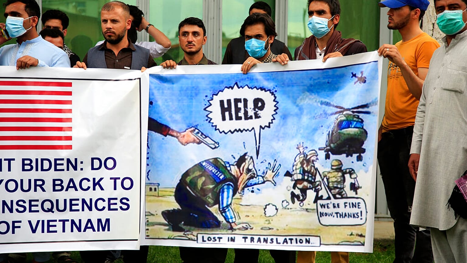 Afganistan'da Washington yönetiminden yardım isteyen yerel işbirlikçiler eylem yaparken.