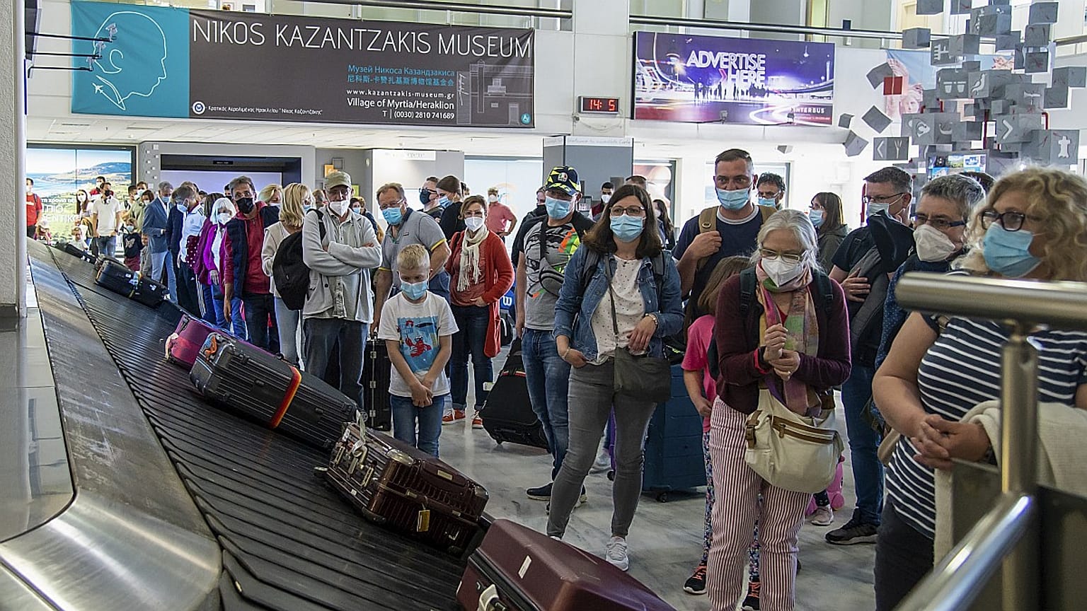 Επιβάτες πτήσης από το Ανόβερο περιμένουν τις αποσκευές τους στο αεροδρόμιο «Νίκος Καζαντζάκης» στο Ηράκλειο, Κρήτης. 