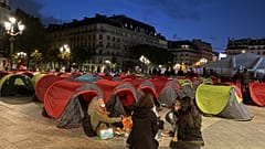 Paris'te düzensiz göçmenler 'acil barınma' talebiyle belediye binası önünde kamp kurdu