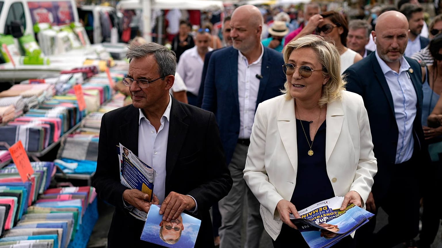 17 يونيو 2021 زعيمة حزب التجمع الوطني اليميني المتطرف مارين لوبان ومرشح حزب التجمع الوطني في الانتخابات الإقليمية،سيكس فور ليه بلاج جنوب فرنسا، 17 يونيو 2021