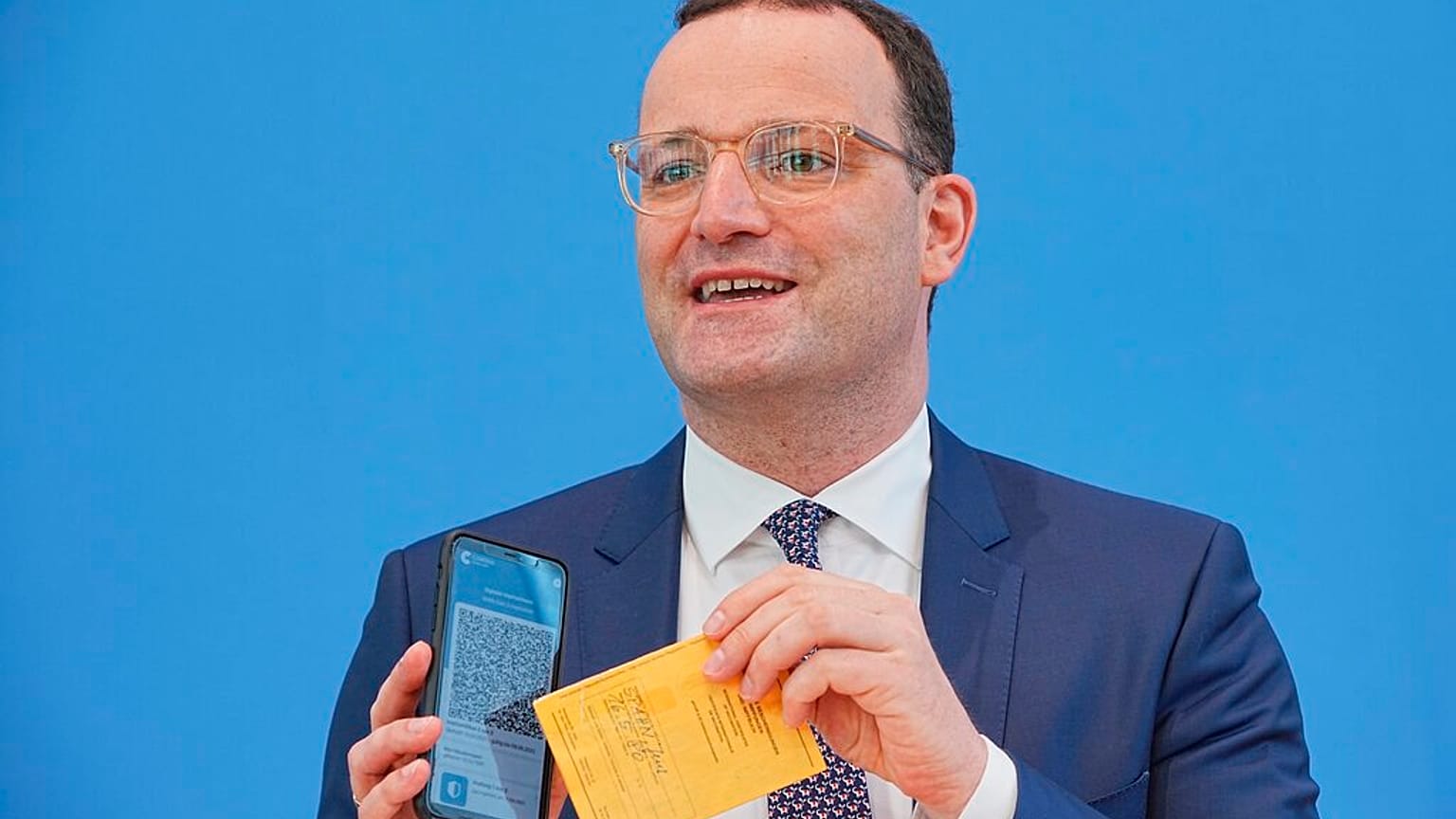 Jens Spahn zeigt den Impfpass und den digitalen Impfnachweis