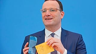 Jens Spahn zeigt den Impfpass und den digitalen Impfnachweis