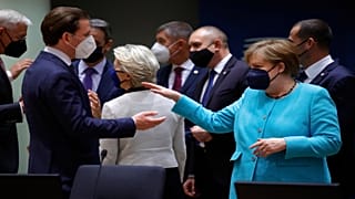 المستشارة الألمانية أنجيلا ميركل تتحدث مع قادة دول الاتحاد الأوروبي على هامش القمّة الأوروبية في بروكسل 25 حزيران/يونيو 2021