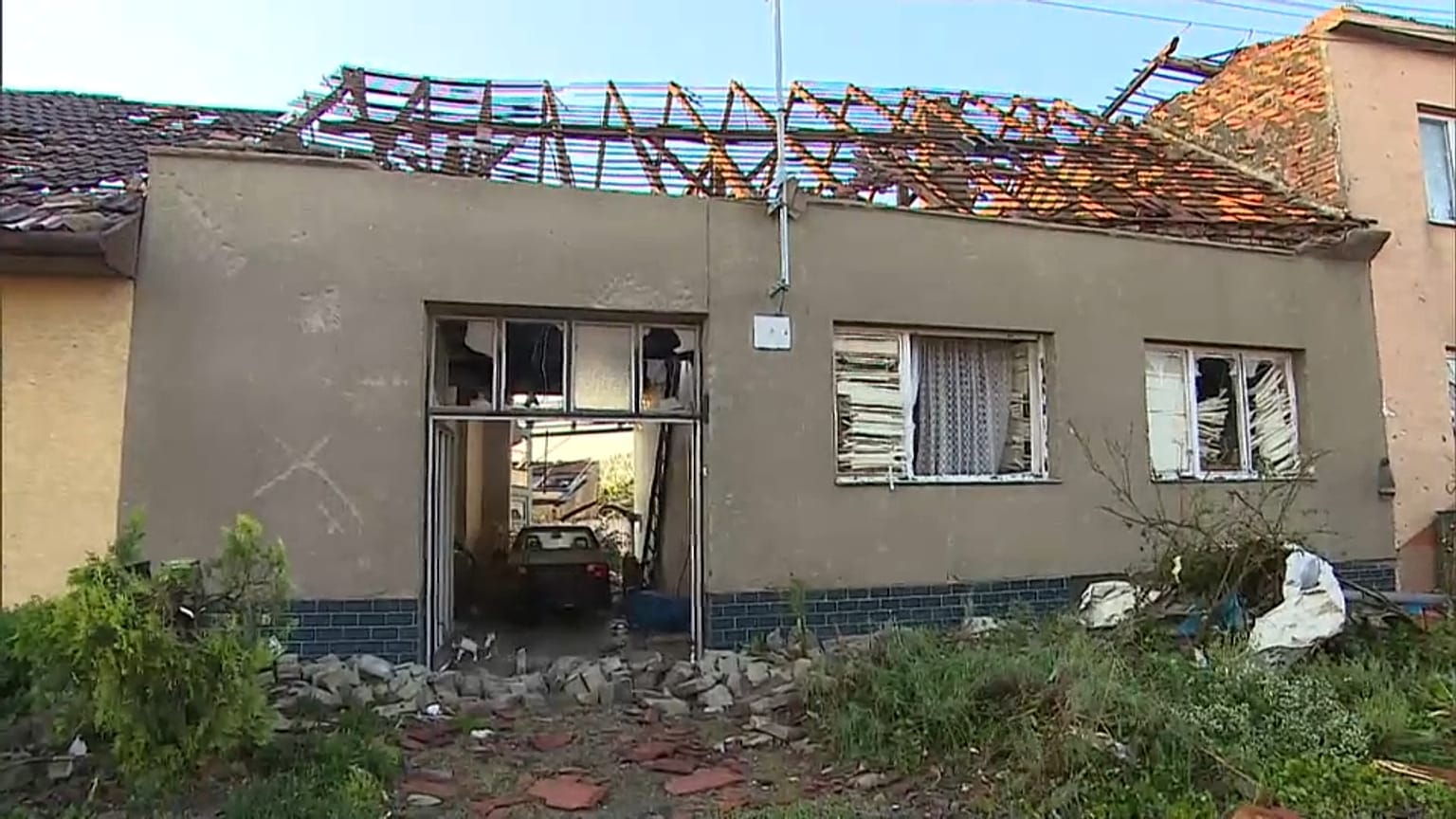Uno de los edificios afectados por el tornado 