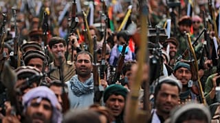 Αφγανιστάν: Ταλιμπάν παραδίδουν τα όπλα τους, ενώ οι μαχητές προελαύνουν