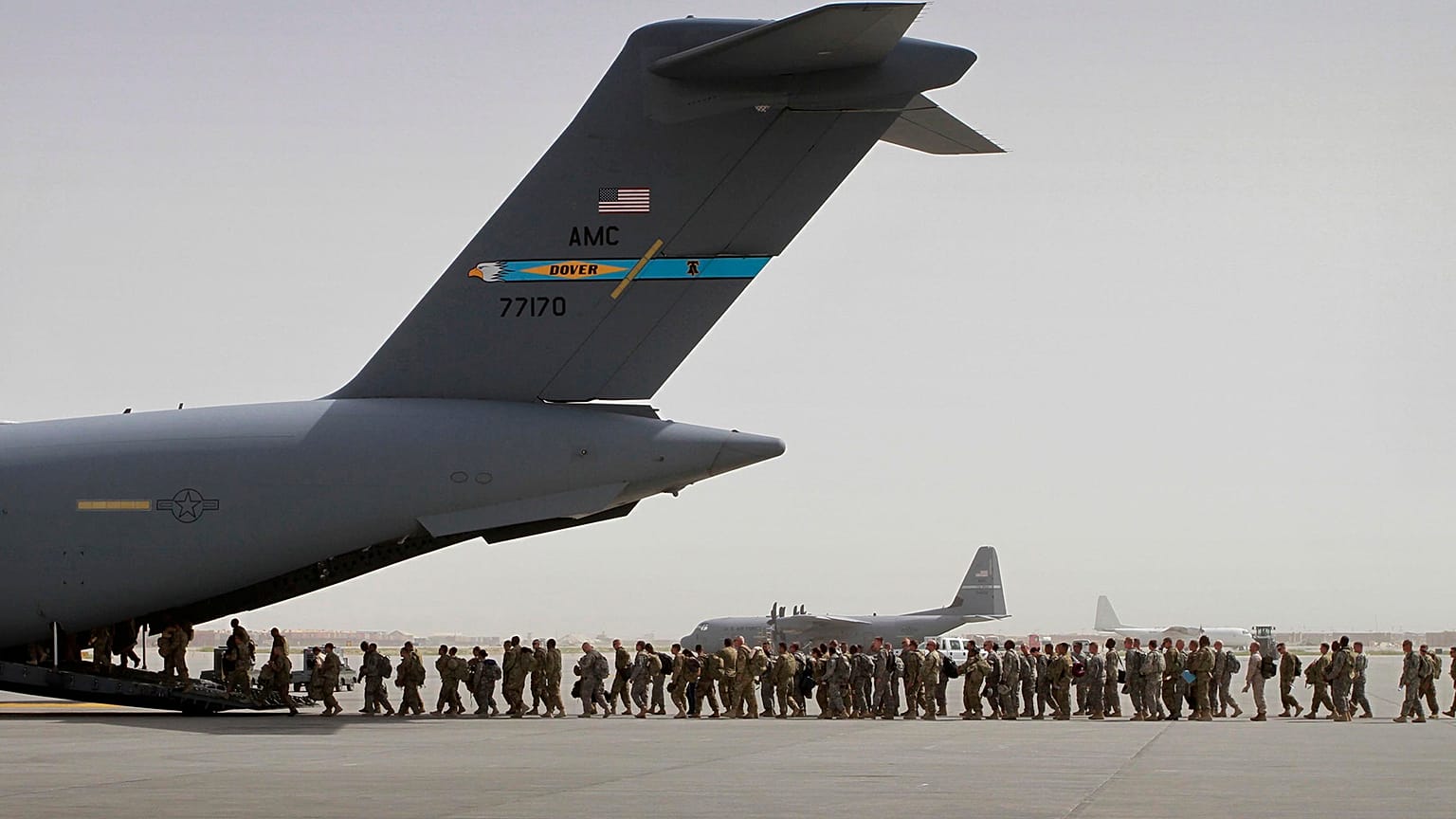 Afganistan'daki görev süreleri dolan ABD'li askerler başkent Kabil yakınlarındaki Bagram Hava Üssü'nü kullanarak ülkeden ayrılırken