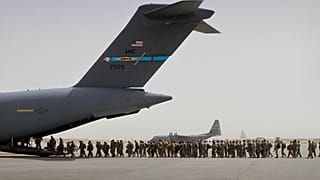 Afganistan'daki görev süreleri dolan ABD'li askerler başkent Kabil yakınlarındaki Bagram Hava Üssü'nü kullanarak ülkeden ayrılırken