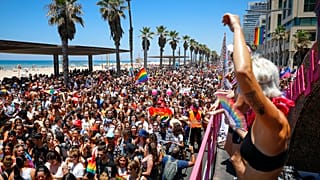 une foule rassemblée pour la "Pride parade" à Tel Aviv