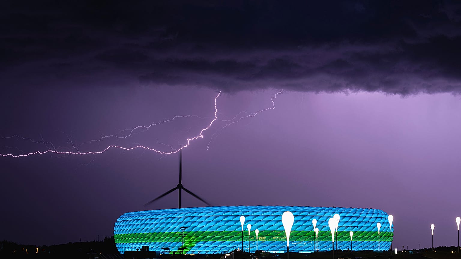 UEFA, Münih Belediyesi'nin Allianz Arena Stadı'nı gökkuşağı renkleri ile aydınlatmasına izin vermedi