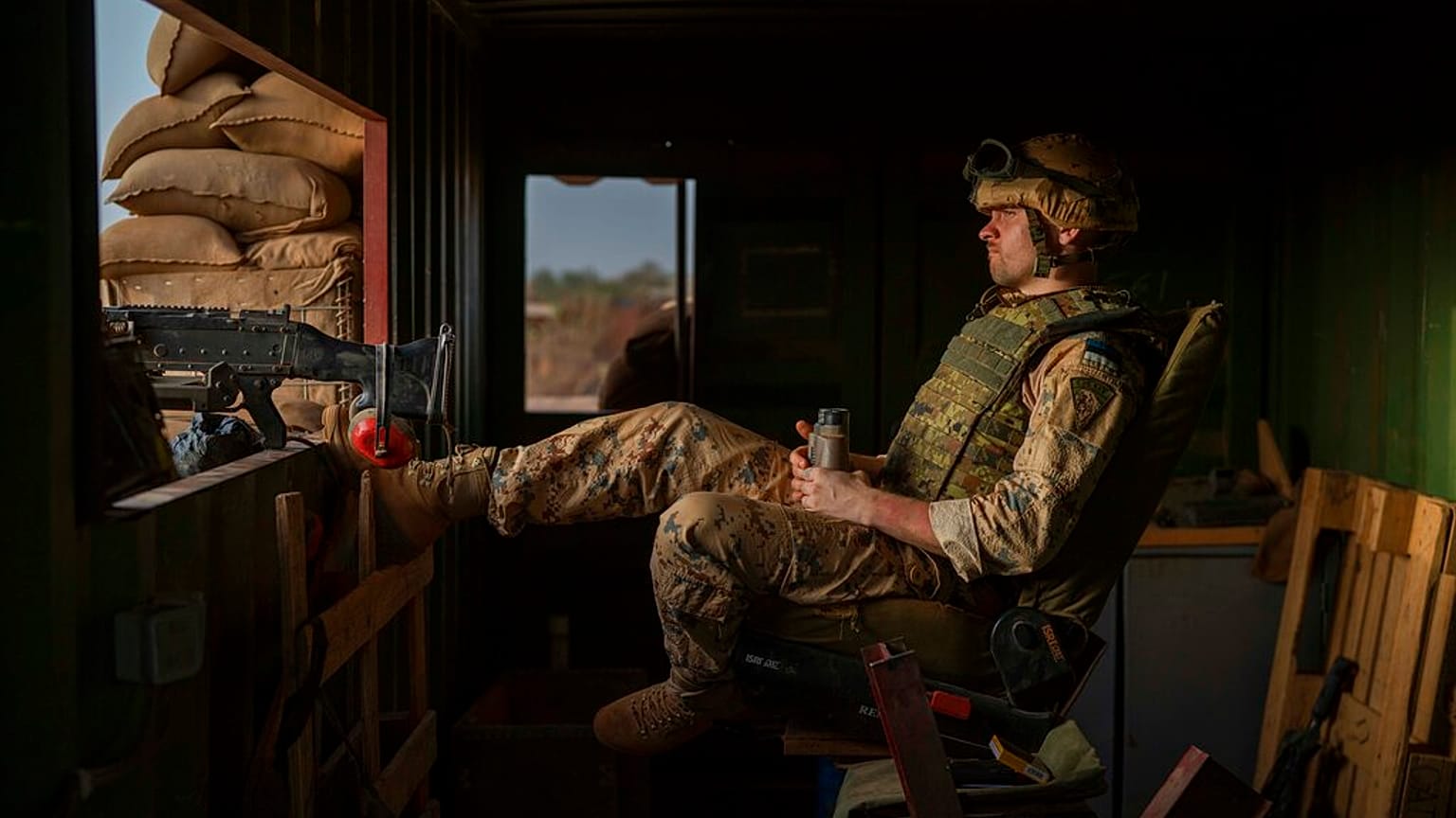 Ein Soldat der Barkhane-Truppe am Eingang des Stützpunktes in Gao, Ost-Mali, 06.06.2021