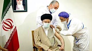 İran dini lideri Ali Hamaney, canlı yayında yerli Covid-19 aşısı oldu.