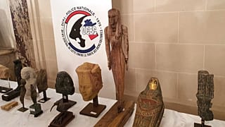 Une partie des antiquités qui ont été restituées à L'Egypte exposée dans l'ambassade égyptienne à Paris, le 23 juin 2021