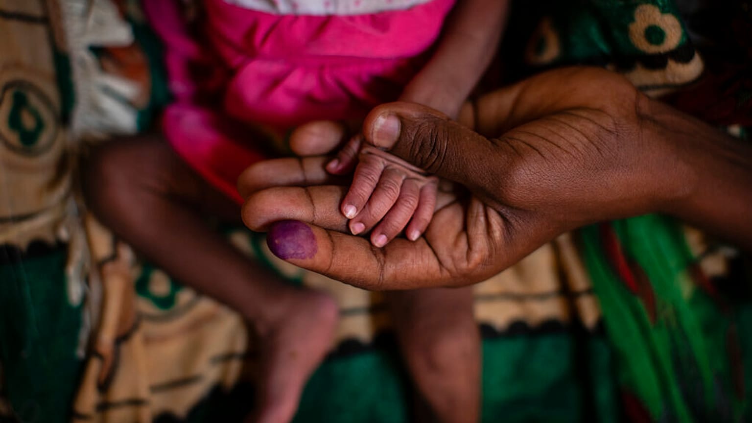Foto de una madre con su hija malnutrida en un hospital de Tigray, Etiopía