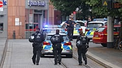 Policiers sur les lieux de l'attaque qui s'est produite à Wurtzbourg, en Allemagne, le 25 juin 2021