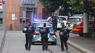 Policiers sur les lieux de l'attaque qui s'est produite à Wurtzbourg, en Allemagne, le 25 juin 2021