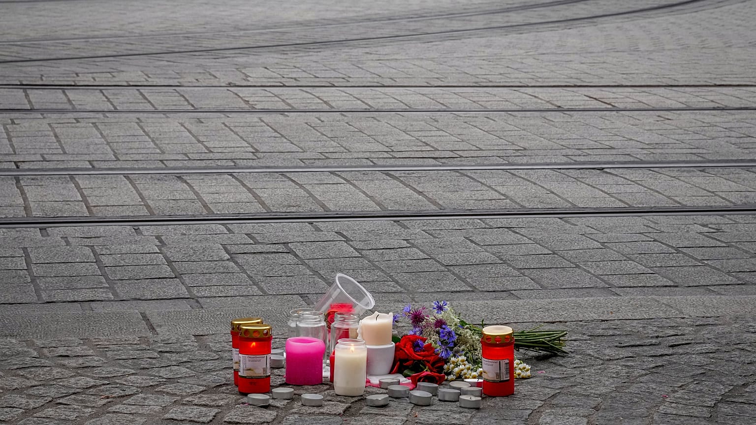 Flores y velas en el lugar en el que falleció una de las tres víctimas mortales del ataque con cuchillo en Würzburgo, en el sur de Alemania. 