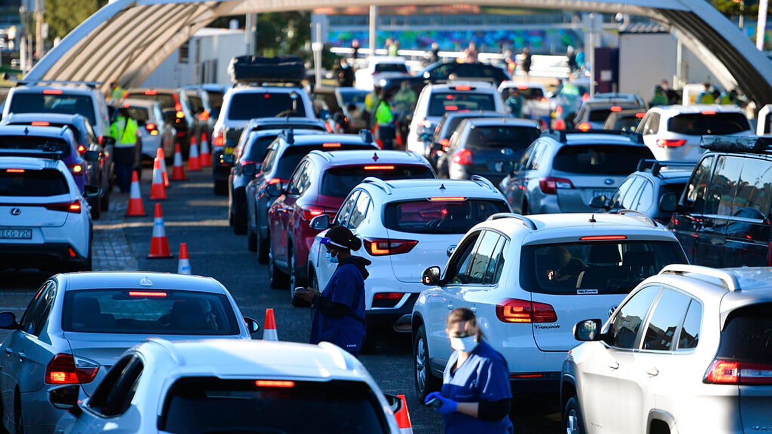 Embouteillage devant un "drive test" Covid-19 à Sydney le 25 juin