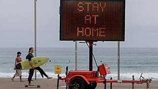 Região de Sydney volta a fechar-se totalmente para travar a Covid-19