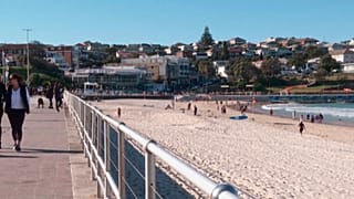 Nur wenige Menschen verloren sich am Bondi Beach. Es herrscht Ausgangsverbot