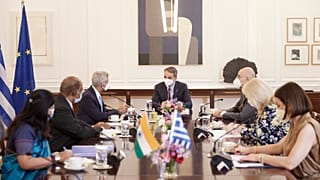 Ο πρωθυπουργός Κυριάκος Μητσοτάκης μιλάει με τον υπουργό Εξωτερικών της Ινδίας, Δρ. Subrahmanyam Jaishankar, κατά τη διάρκεια συνάντησής τους στο Μέγαρο Μαξίμου