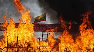   تصاویری از میانمار؛ مواد مخدر به ارزش ۶۸۰ میلیون دلار به آتش کشیده شد 