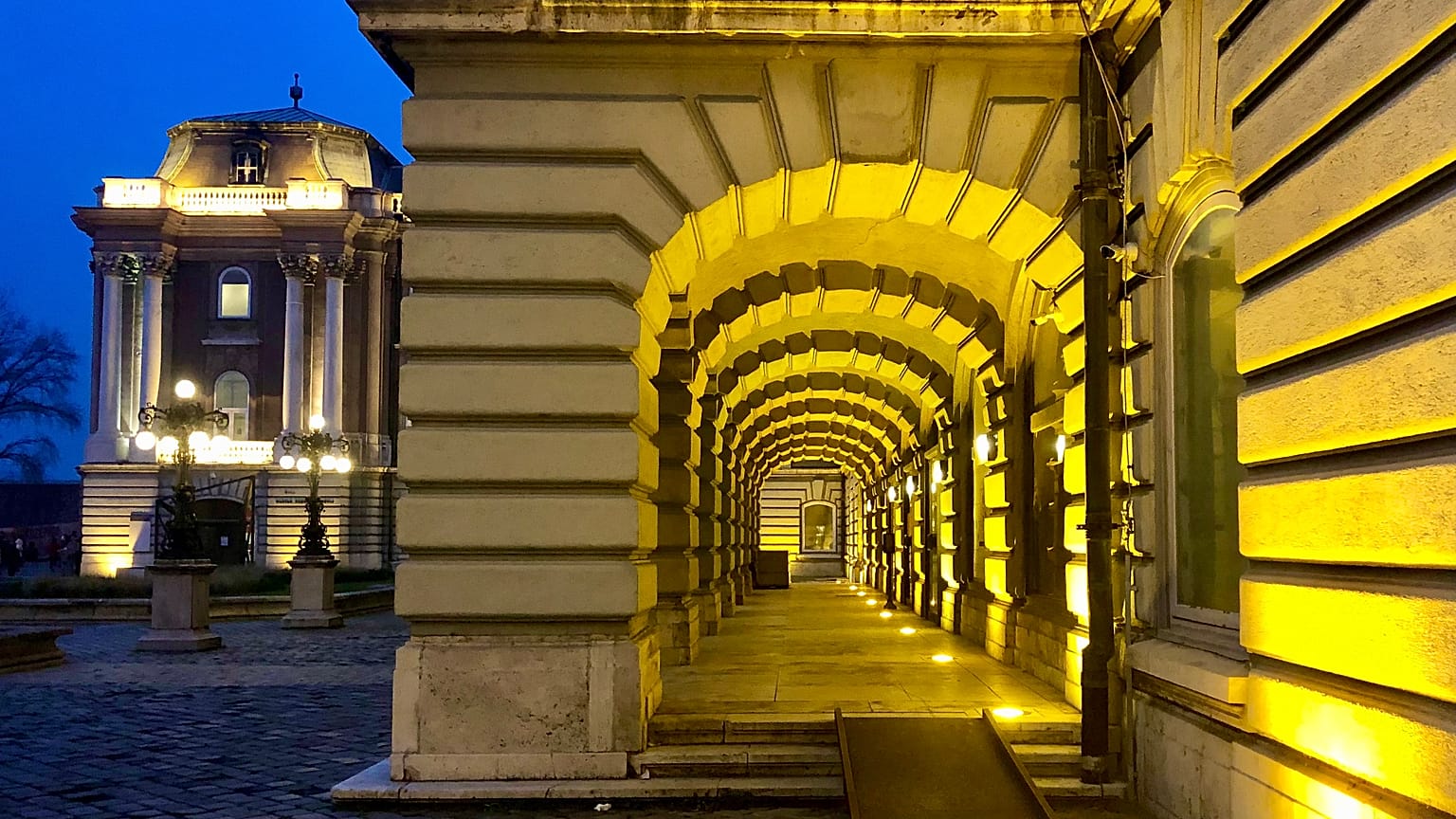 A Magyar Nemzeti Galéria árkádjai alkonyatkor