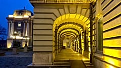 A Magyar Nemzeti Galéria árkádjai alkonyatkor