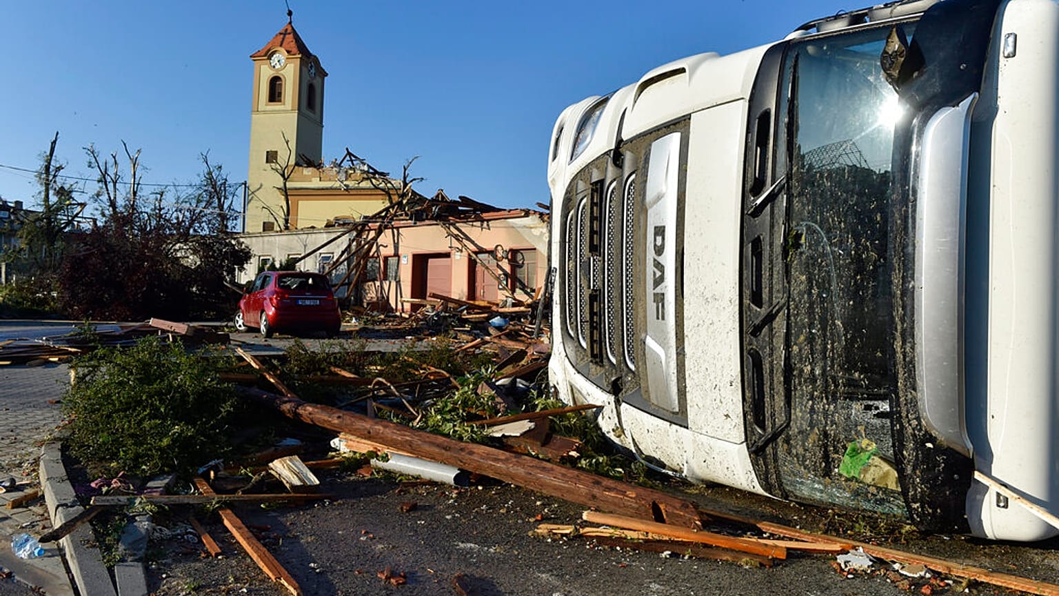 Dégâts causés par une tornade qui a frappé jeudi le village de Moravska Nova Ves (Rép. tchèque) - photo du 25/06/2021