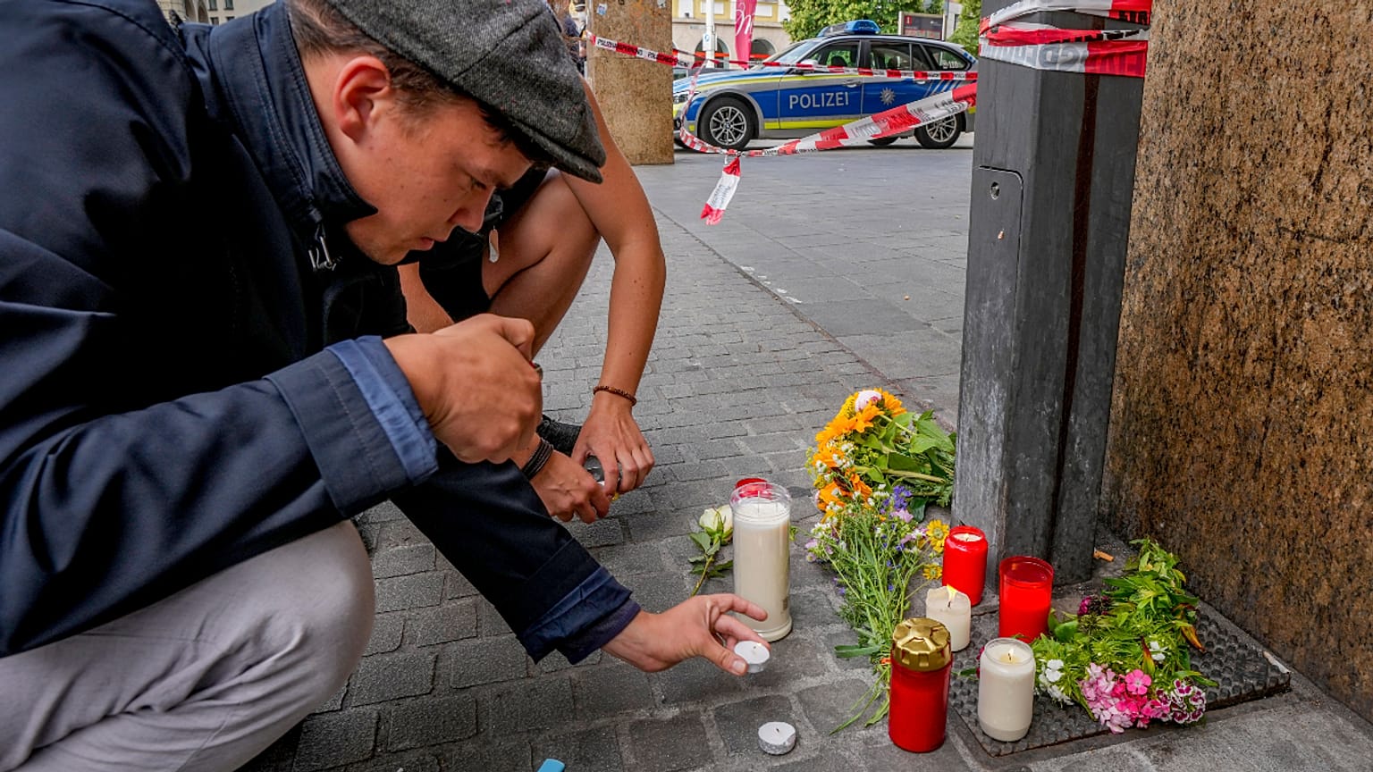Große Anteilnahme in der Bevölkerung: Am Tatort im Zentrum von Würzburg wurden Blumen niedergelegt und Kerzen angezündet