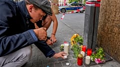 Große Anteilnahme in der Bevölkerung: Am Tatort im Zentrum von Würzburg wurden Blumen niedergelegt und Kerzen angezündet