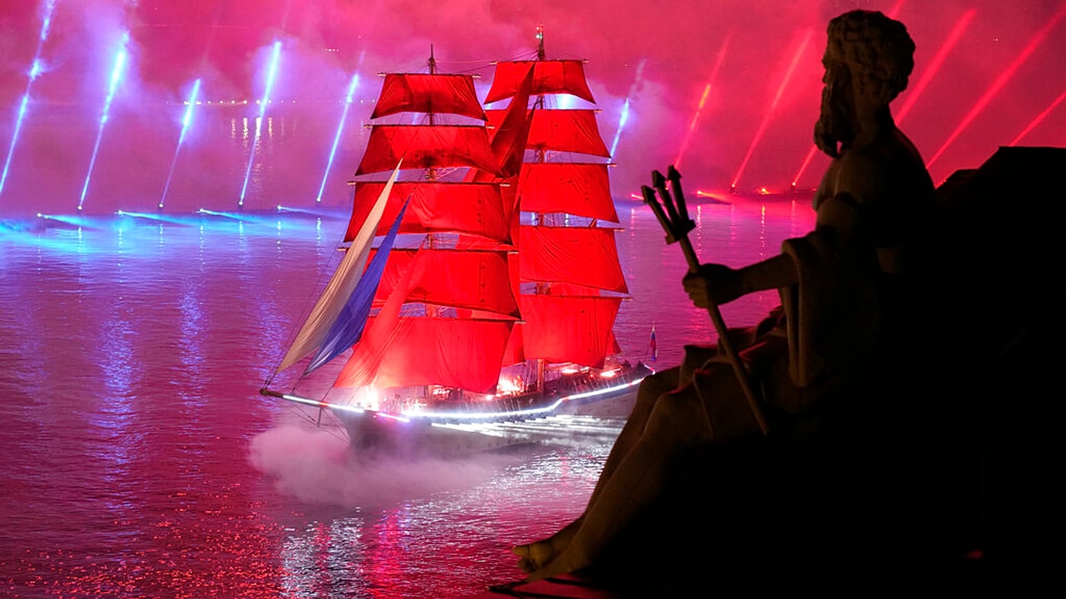 Saint Petersburg'da geleneksel 'Scarlet Sails' festivali ile liselilerin mezuniyeti  kutlandı