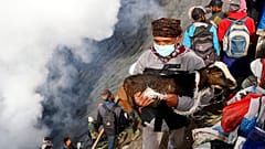 Un hombre hace una ofrenda en el cráter del Monte Bromo
