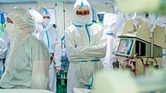 Des médecins russes au chevet d'un malade du Covid-19, le 17juin 2021